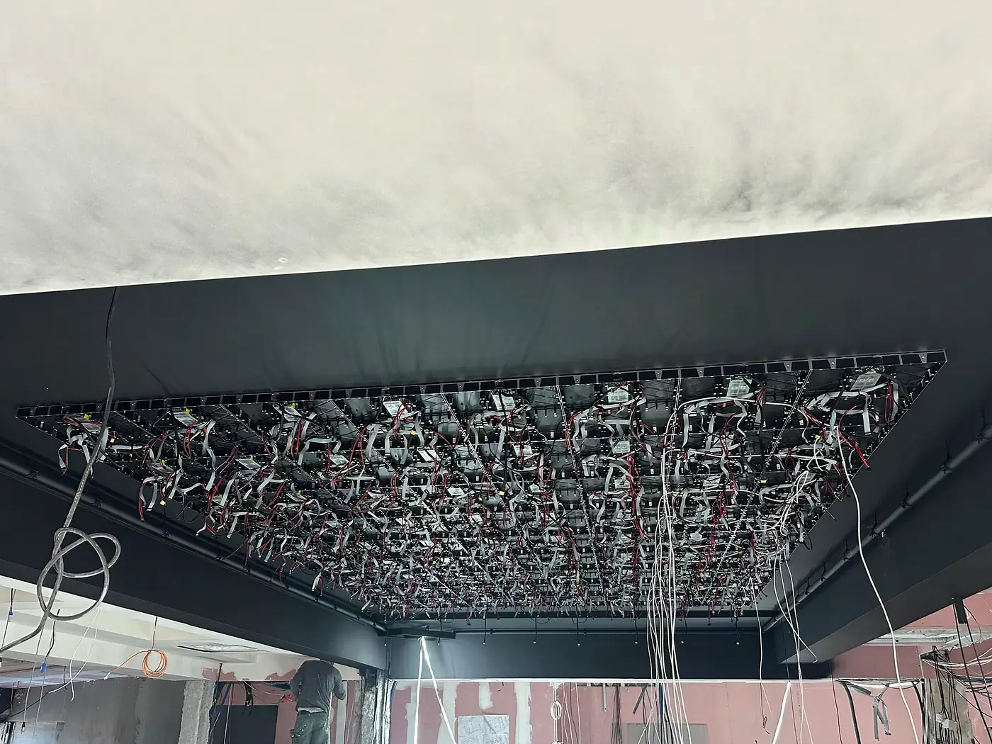 Structure porteuse d’un plafond LED fixée sous une dalle de béton