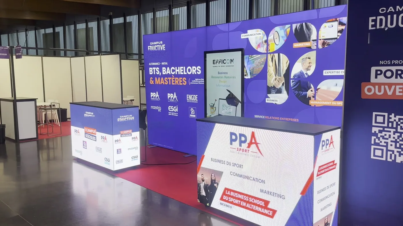 Plusieurs comptoirs LED côte à côte sur un stand de salon, chacun affichant son propre contenu
