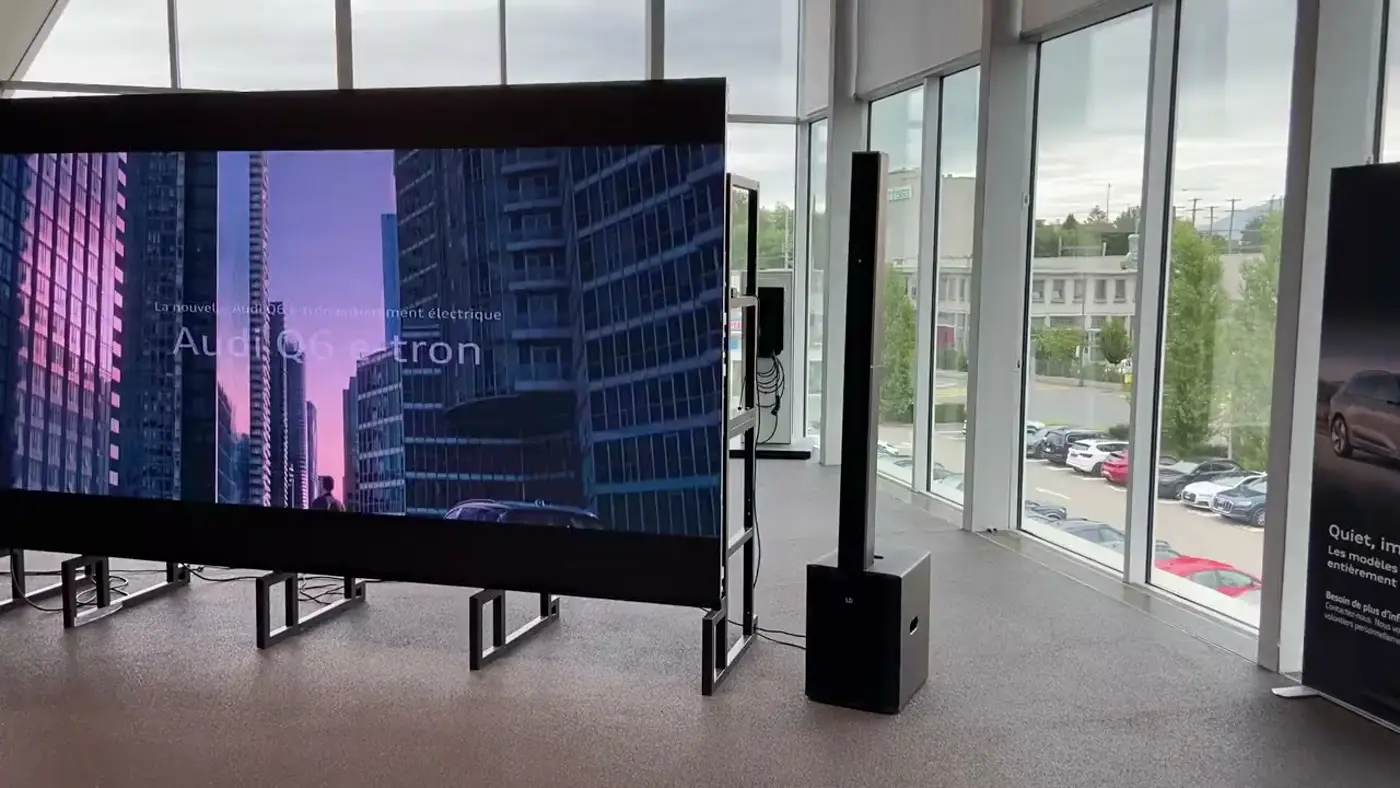 Un lancement dans le showroom. Location en intérieur, lancement automobile, Genève.