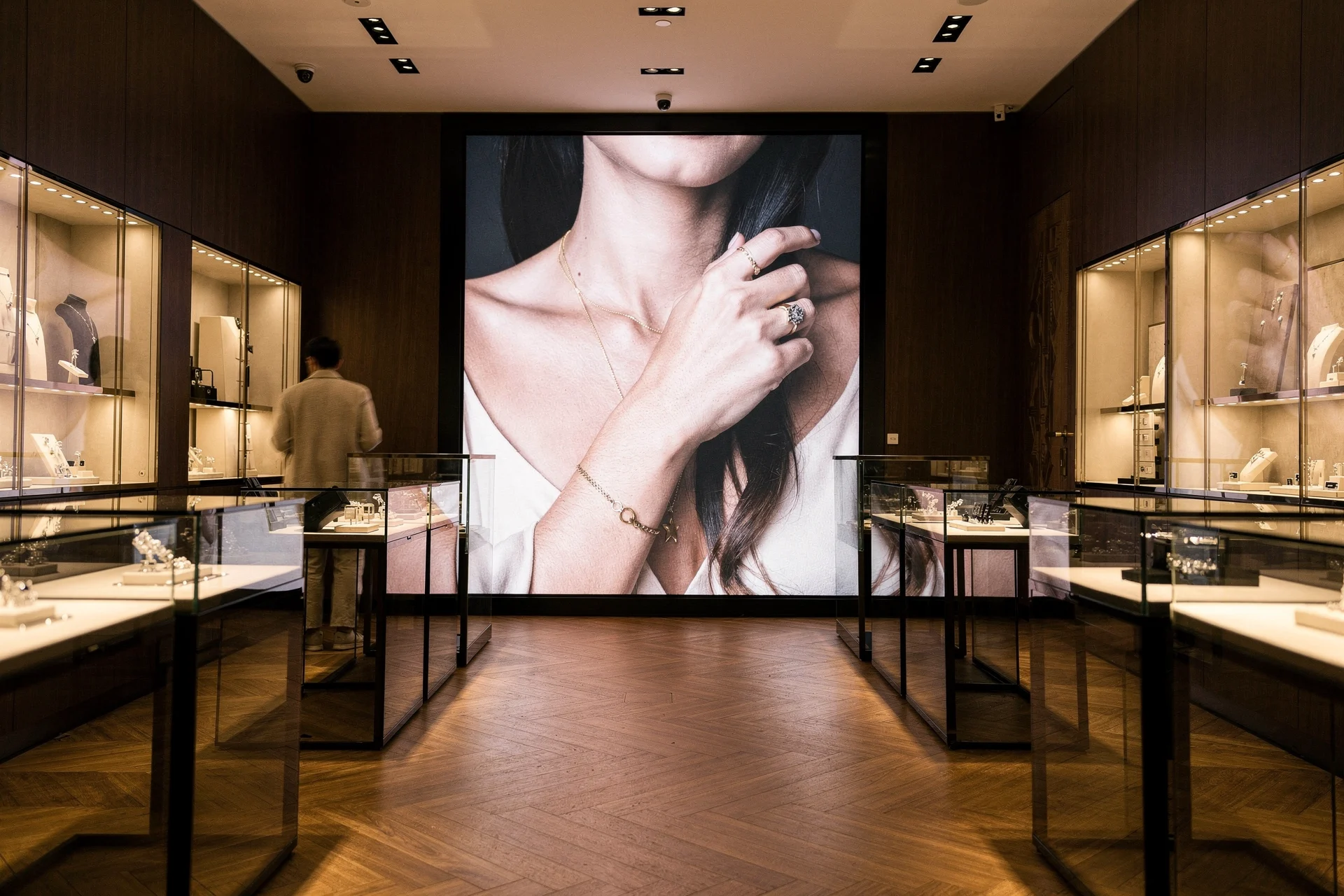 LED wall at the back of a jewellery boutique, above the display cases
