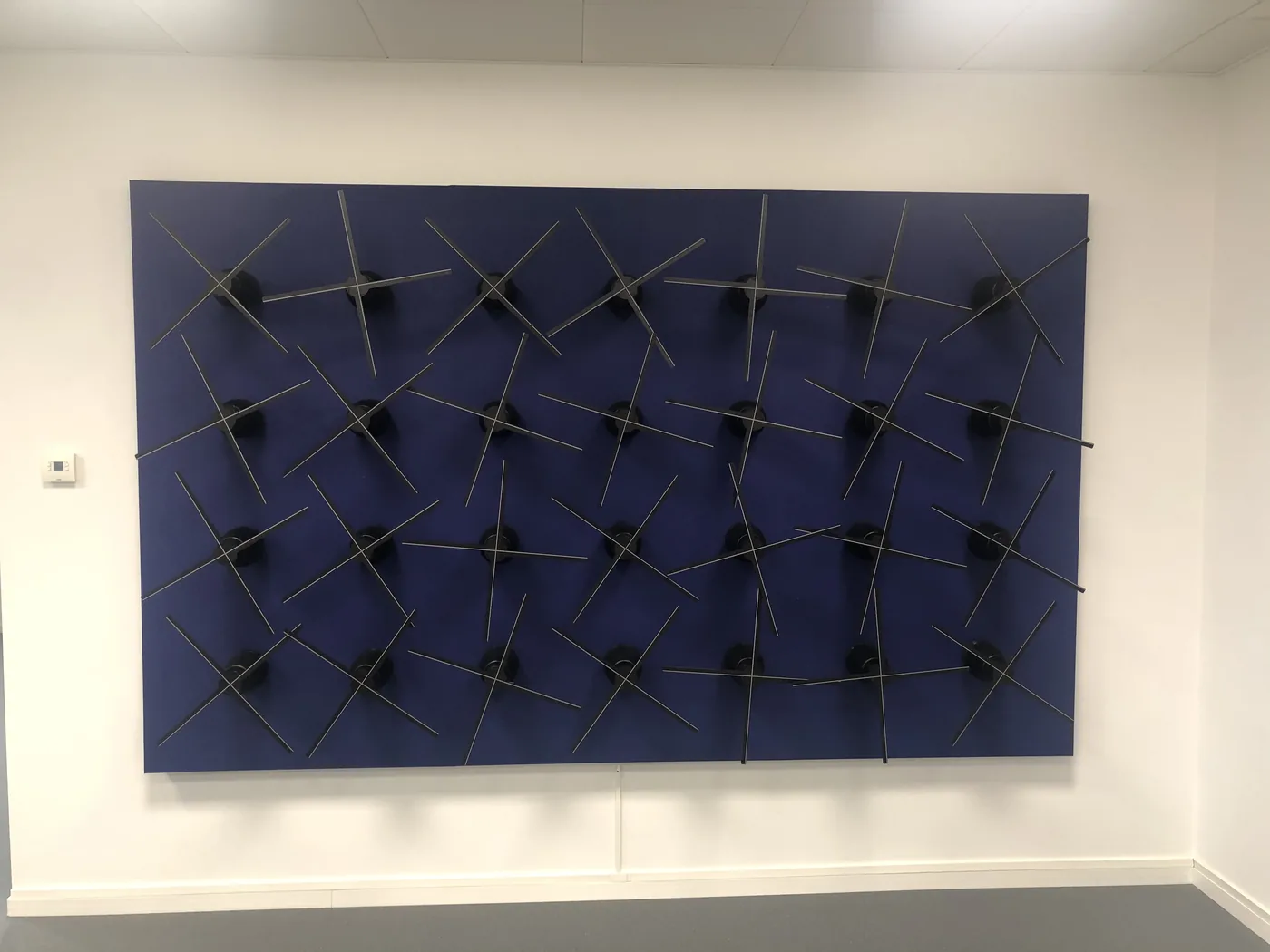 Mur de 24 ventilateurs HYPERVSN montés sur un panneau textile