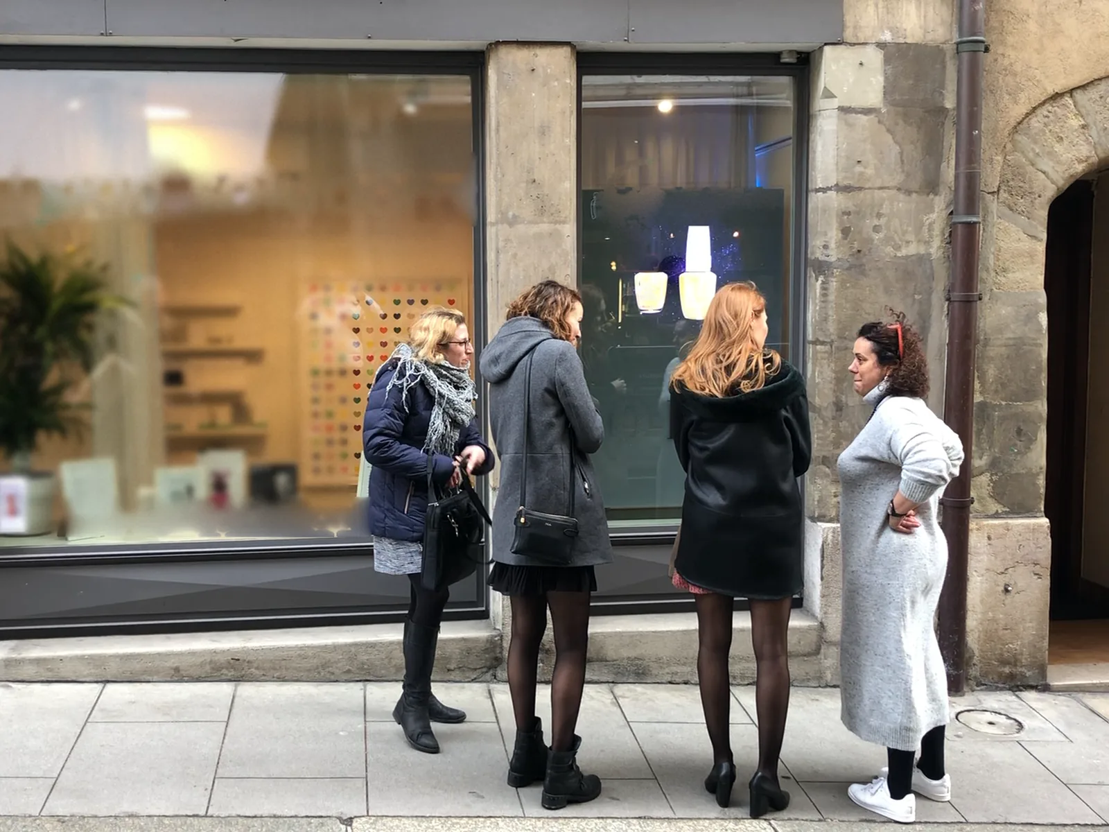 HYPERVSN hologram in a shop window, four passers-by stopping to look