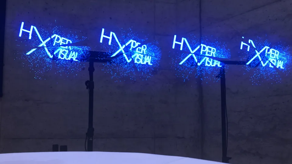Quatre ventilateurs HYPERVSN sur pieds montrant un logo en trois dimensions