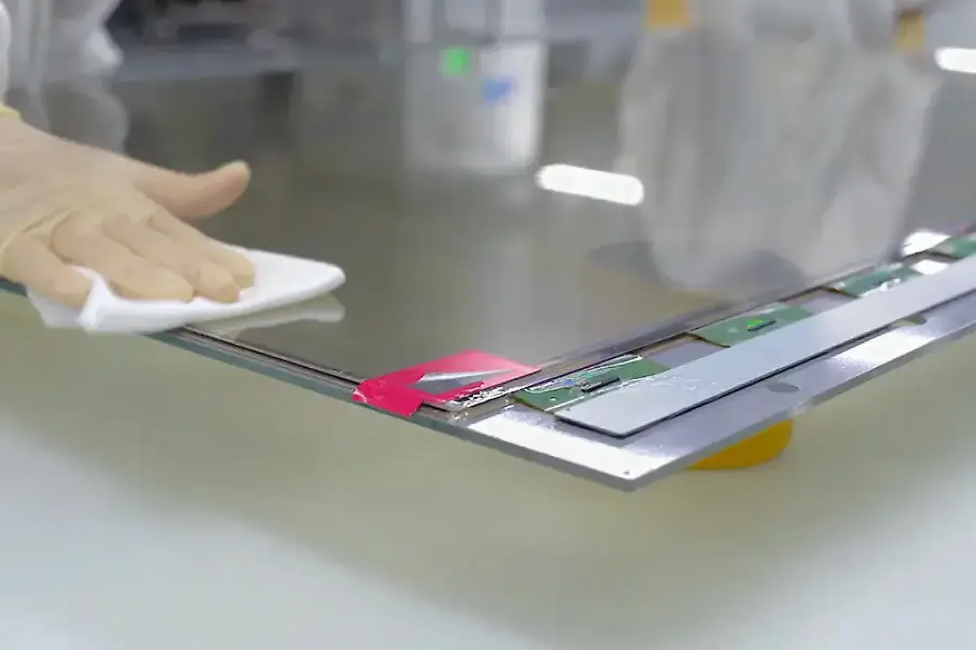 Vue rapprochée d’un écran OLED transparent montrant un détail fin devant un produit