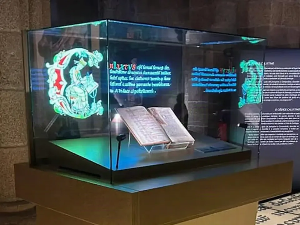 Écran OLED transparent devant une pièce de musée, une légende s’affichant sur l’objet