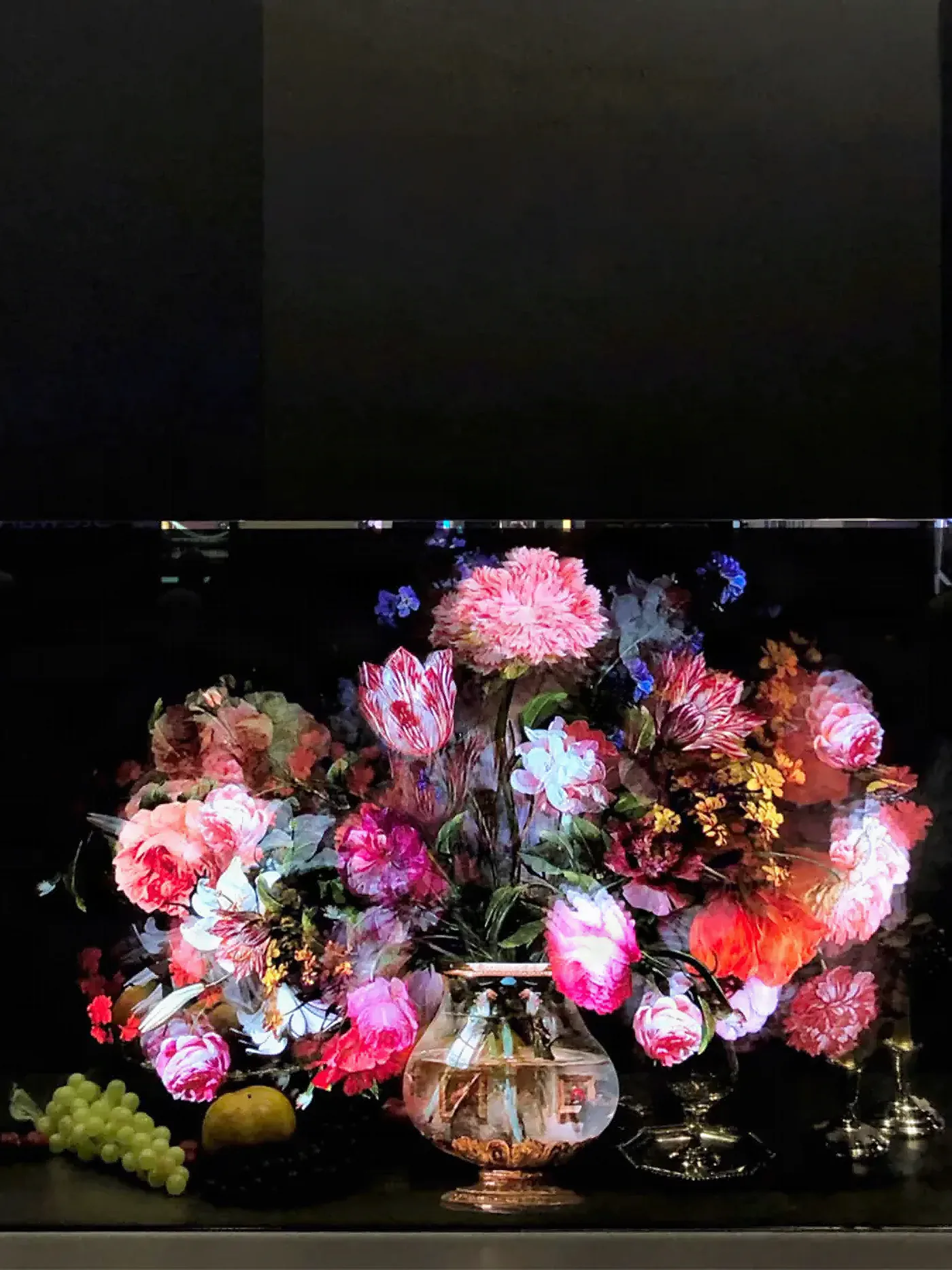 Contenu diffusé sur un écran OLED transparent devant un objet